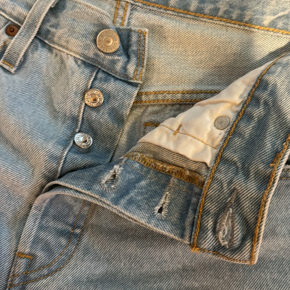Levi’s Light Denim Shorts - Picture 2 of 2
